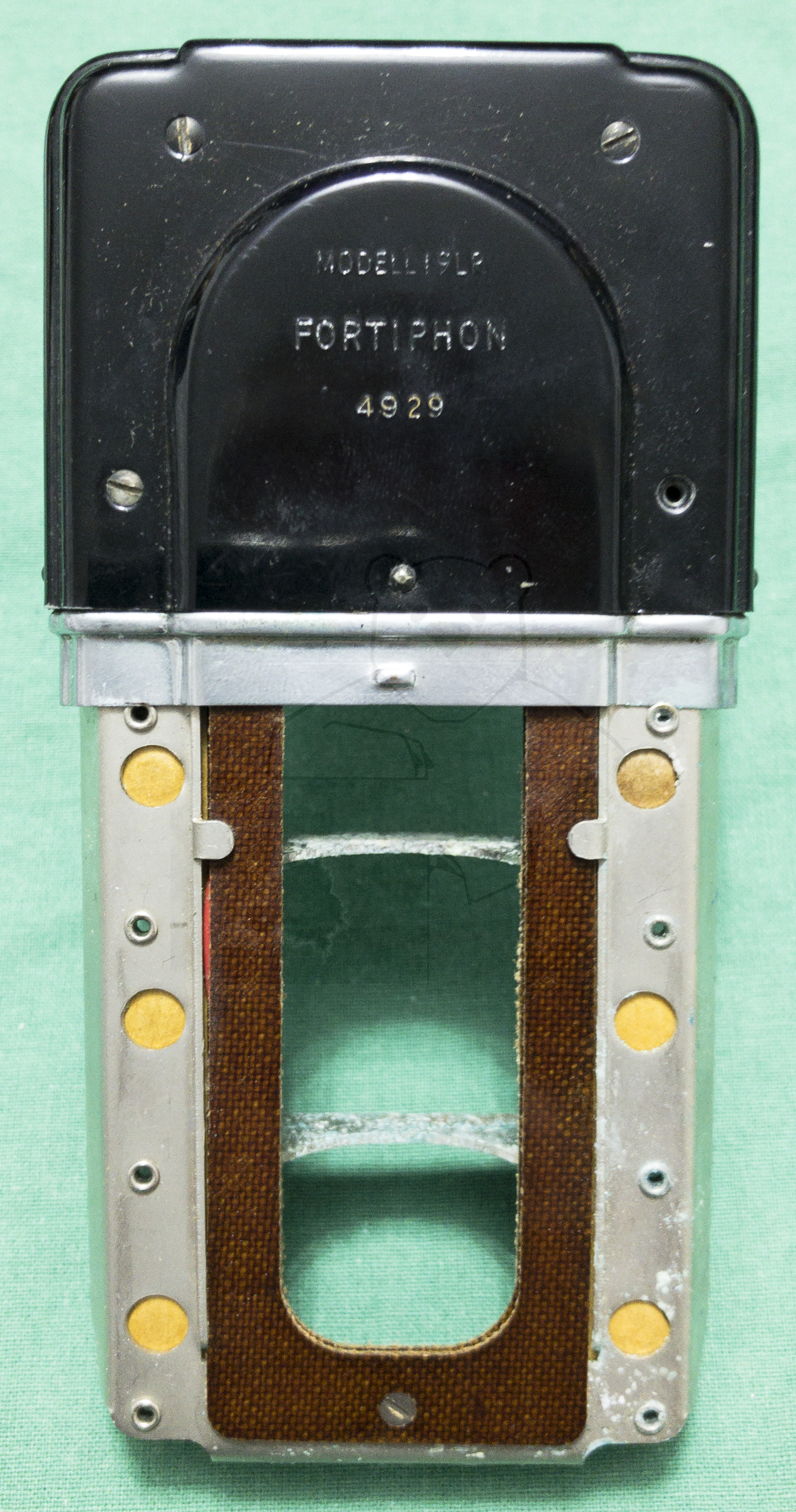 Hörgerät "Fortiphone Type 20", ca. 1949, Herausgezogenes Gerät (Rückseite) zum wechsel der Batterien
